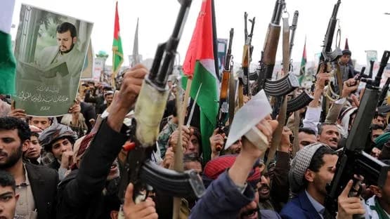 تجمع حامیان یمنی با در دست داشتن سلاح و پرچم فلسطین در حمایت از مردم غزه و نمایش قدرت نظامی در منطقه